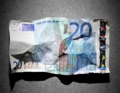 12748594-concepto-de-crisis-financiera-arrugado-billete-de-20-euros-en-fondo-gris-1024x1024